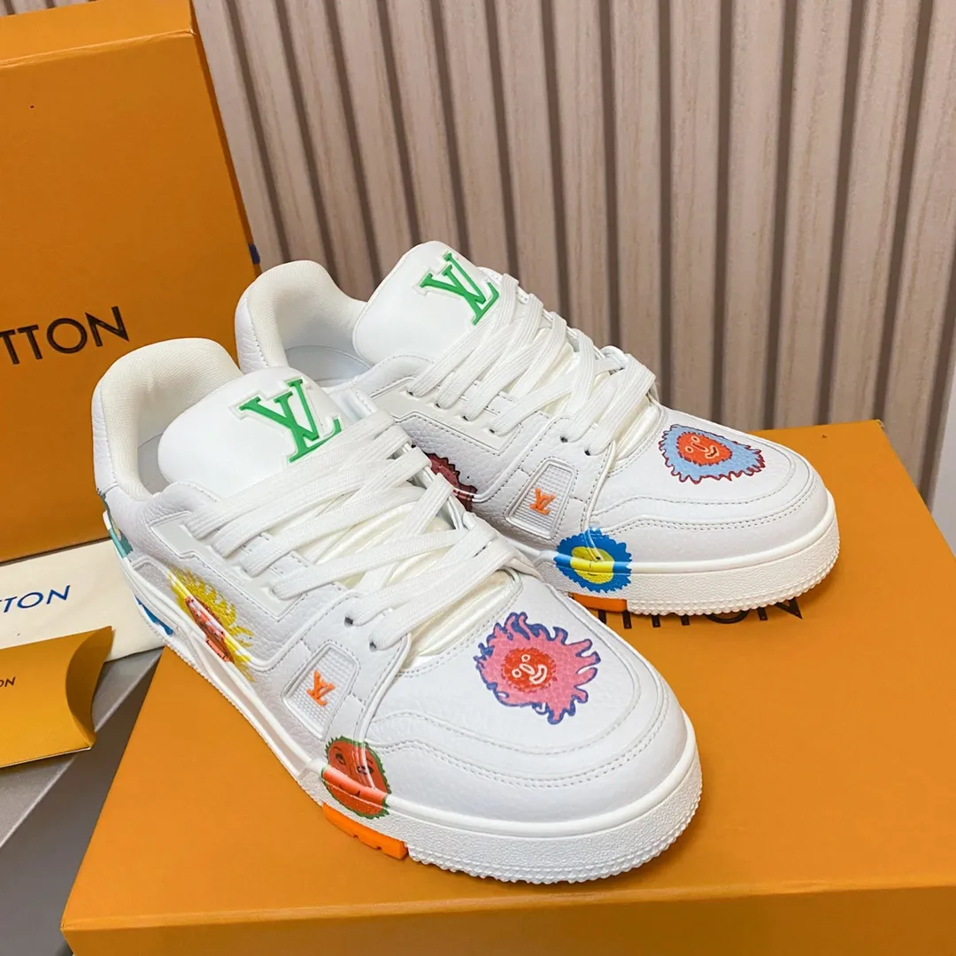 👟👟Ex-factory price 840👟👟 Lujia LV Trainer series Classic hot-selling sneakers are originally developed and heavily invested in quality building. The eye-catching innovation in the upgrading and re-engineering project. The upper is made of finely selected calf leather. Craftsmanship details: topstitching, handwritten notes. LV letters on the tongue and side. Handwritten Louis Vuitton logo on the side. Luggage tag on the side. LV on the back. U👟👟Ex-factory price cycling upcycled logo The outsole is decorated with Monogram flowers The outsole is all original T👟👟Ex-factory price U material, extremely high-grade and super wear-resistant Sixe: 35~46